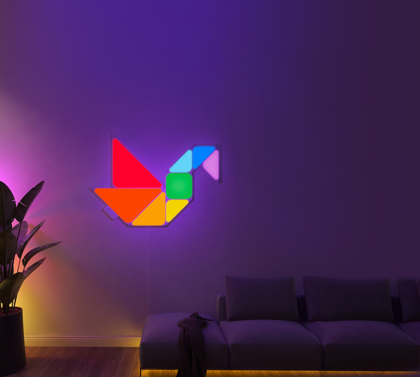 Panneaux lumineux colorés assemblés en oiseau sur le mur d'un salon