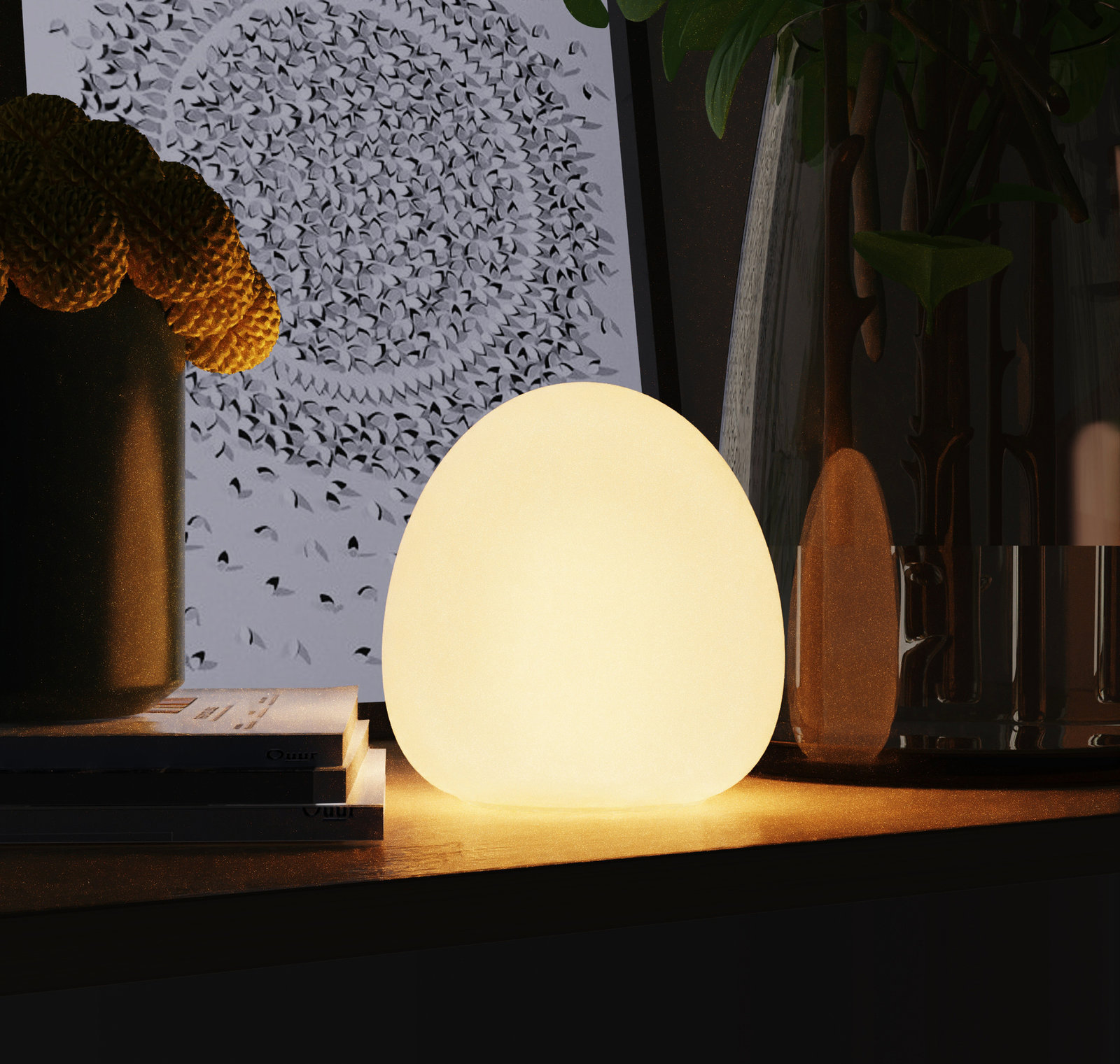 Lampe d'appoint rechargeable allumée sur une console, lumière chaude dans une pièce sombre