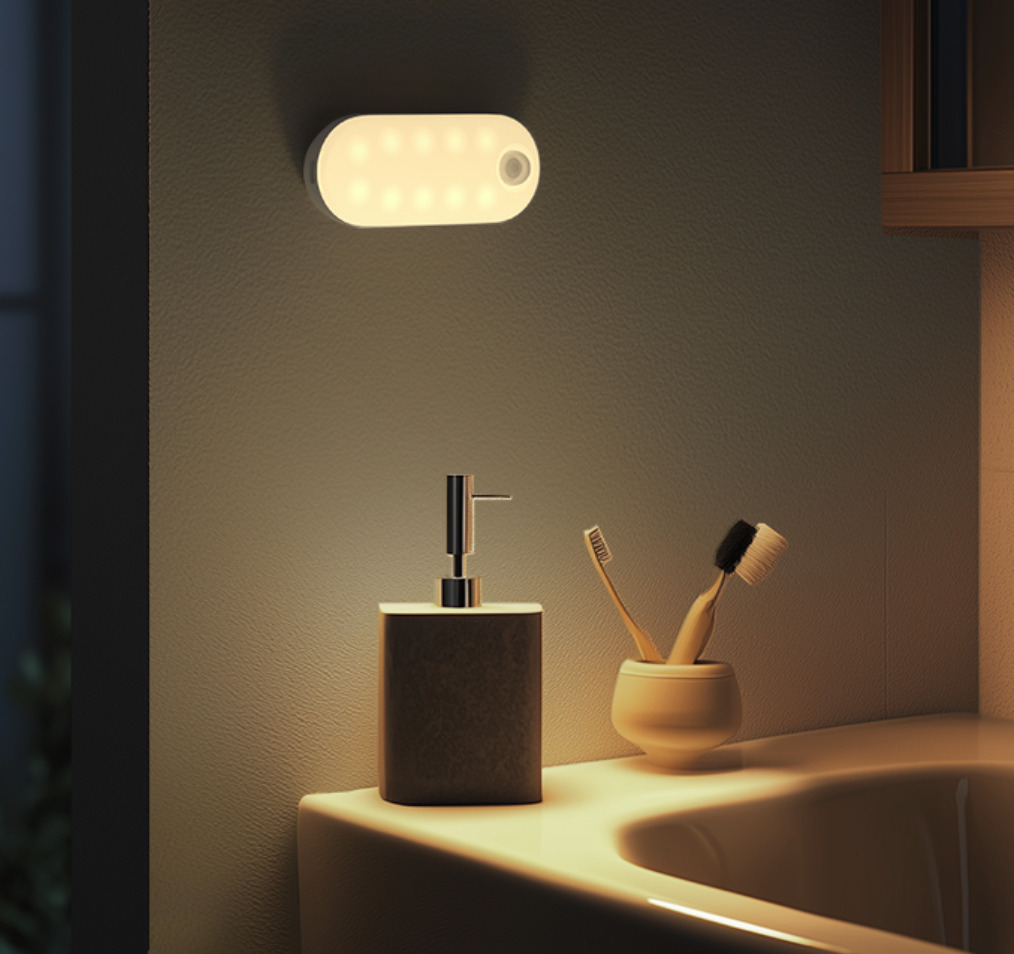 Veilleuse rechargeable aimantée allumée au-dessus d'un lavabo, la nuit
