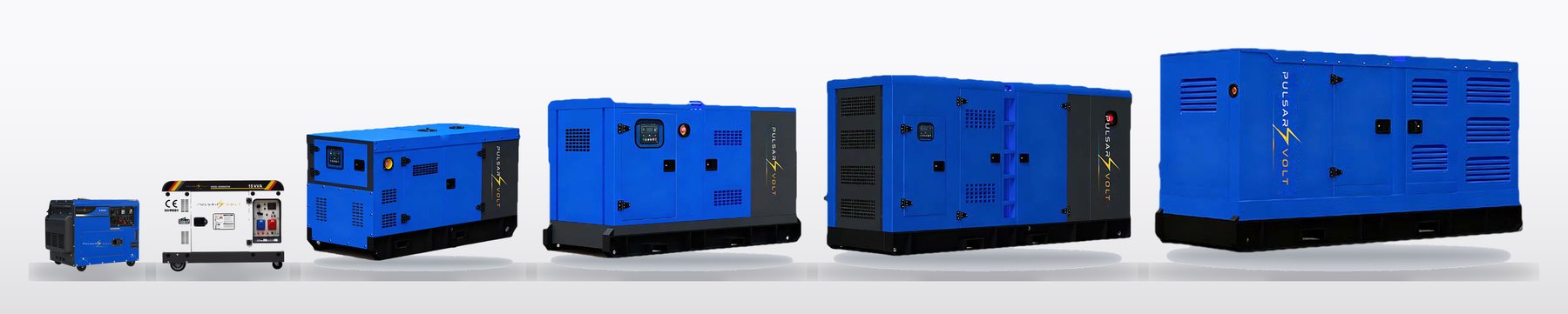 Toute la gamme des groupes électrogènes Pulsar Volt alignés dans l'atelier