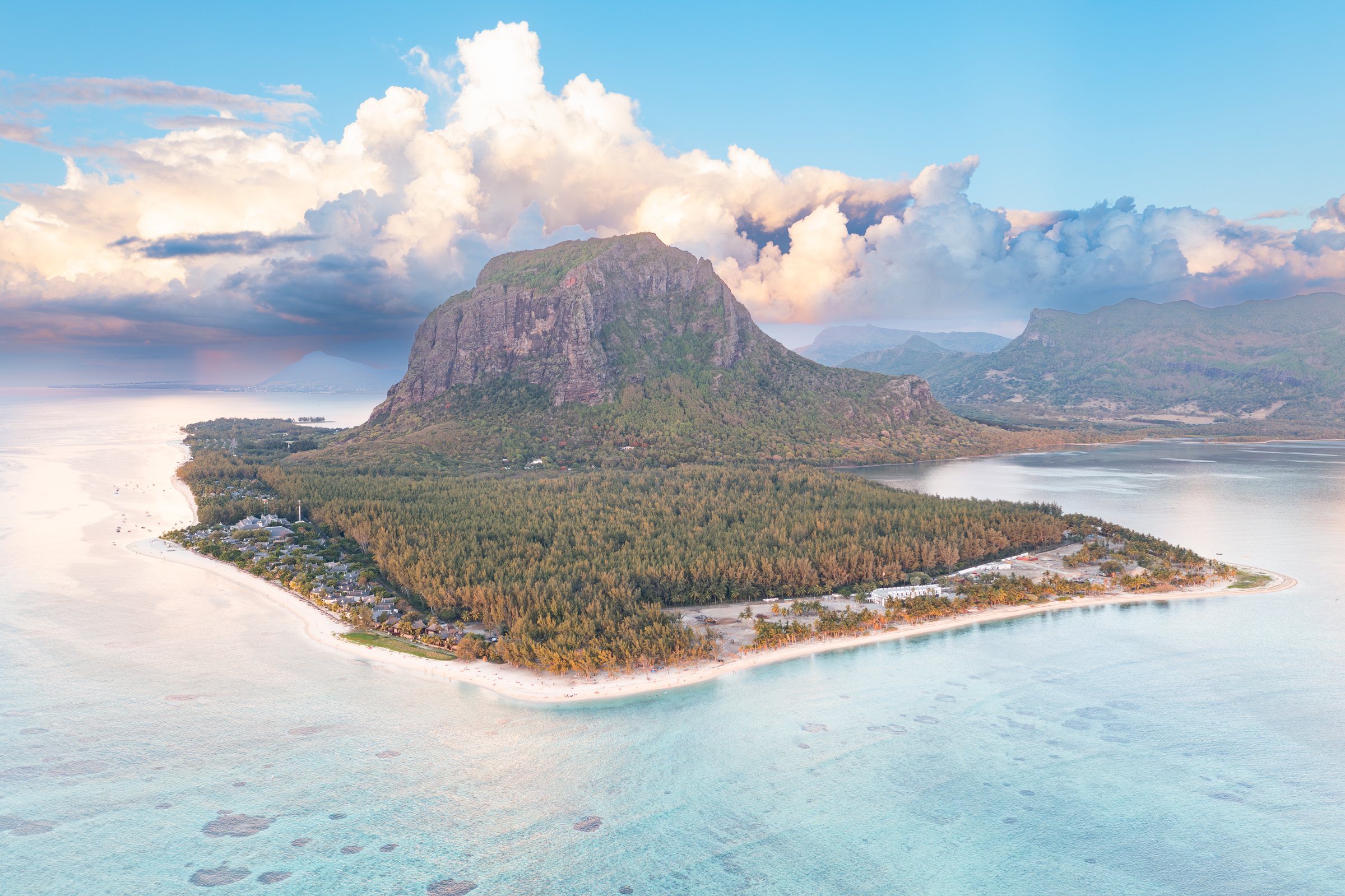 L'île Maurice vue du ciel : la presqu'île du Morne Brabant vue depuis l'océan, son lagon et son récif