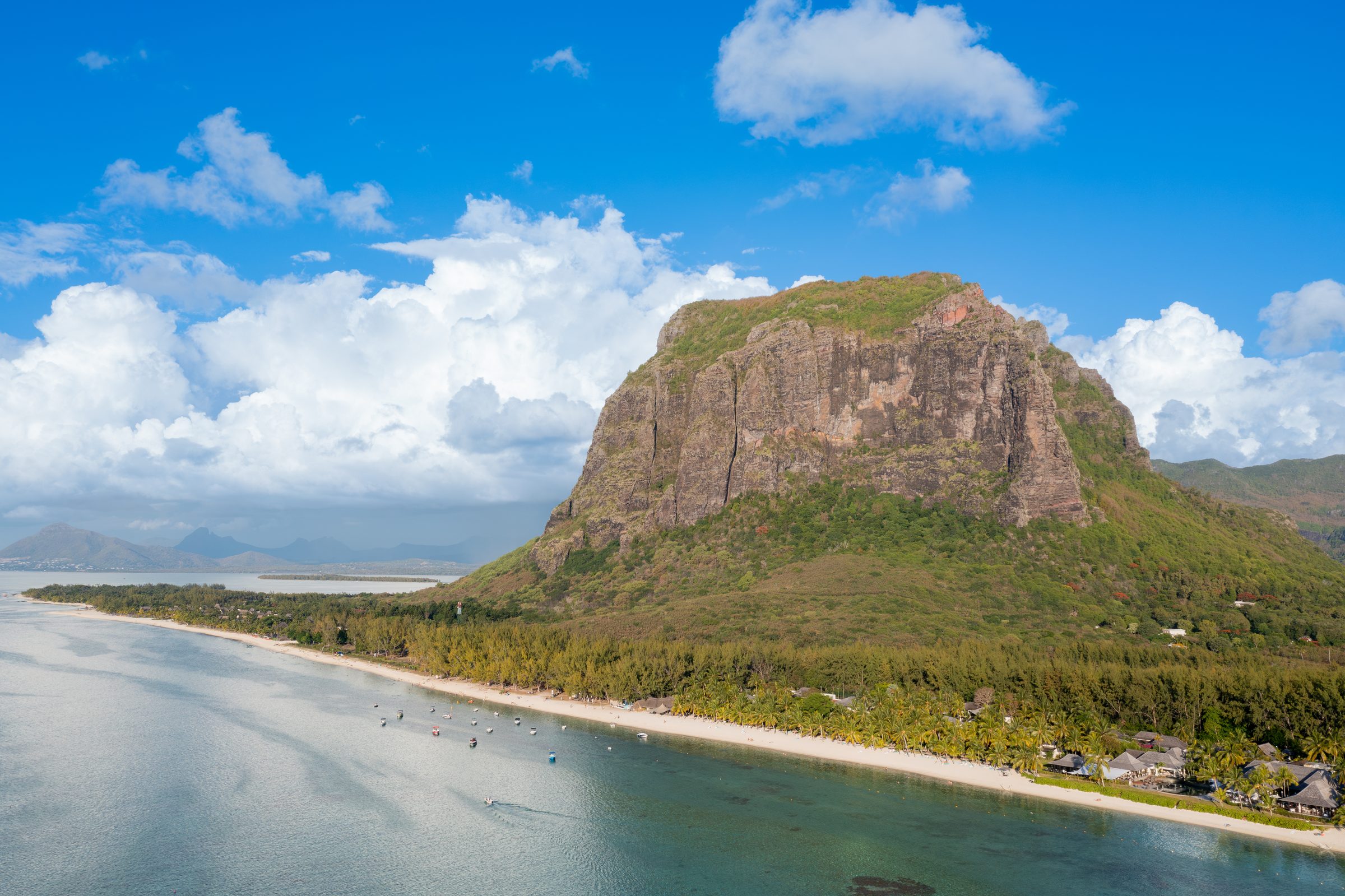 L'île Maurice vue du ciel : le Morne Brabant, le lagon et la côte sud-ouest