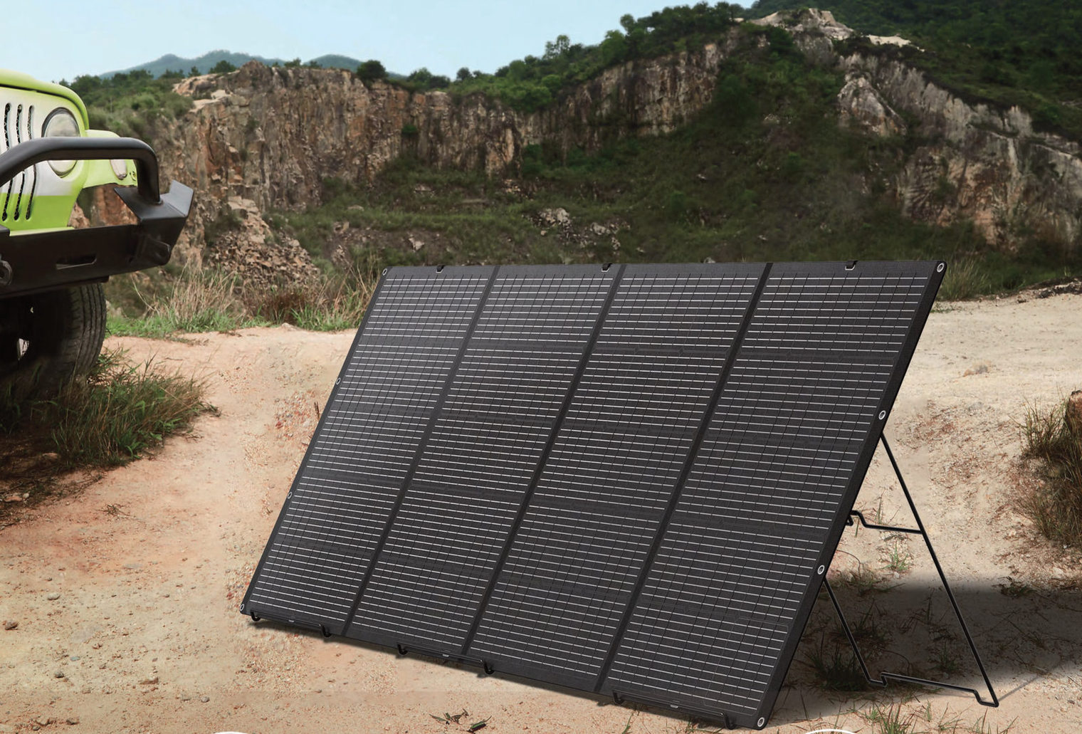Panneau solaire pliable déployé sur sa béquille, en plein air à côté d'un véhicule