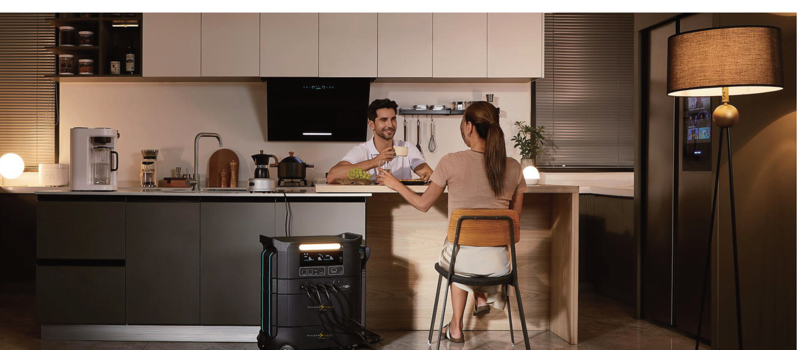 Grande station d'énergie A7 posée dans une cuisine, alimentant la maison le soir